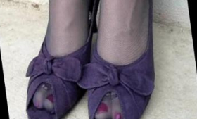 Purple pantyhose and purple shoes on Daisy