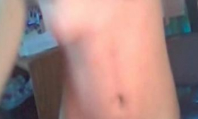 This amateur webcam shows an amateur teen slut holding a slit in hot weather