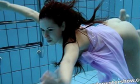 The gorgeous body of Aneta can be seen underwater